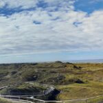 Die schönsten Wanderwege auf Norderney Dünenlandschaft mit Holzsteg und Wanderweg auf Norderney