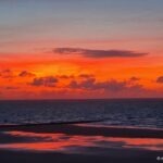 Die schoensten Sonnenuntergaenge & Fotospots auf Norderney Rotes Abendrot über der Nordsee bei Norderney