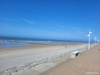 Strandpromenade am Weststrand von Norderney bei Ebbe
