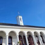Erleben Sie das Conversationshaus in Norderney Conversationshaus auf Norderney mit Säulengang und Uhrenturm
