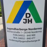 Jugendherberge Norderney: Ihr Inselurlaubsort Hinweisschild der Jugendherberge Norderney in der Mühlenstraße