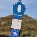 Naturreservate auf Norderney: Flora und Fauna entdecken Nationalpark-Wattenmeer-Schild in den DĂĽnen von Norderney