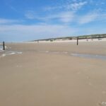 Nordstrand auf Norderney – Entspannung pur Weiter Sandstrand mit Dünenkette am Nordstrand von Norderney