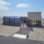 Heiraten auf Norderney: Standesamt & Hochzeitslocations Trauungsort am Strand von Norderney mit historischen Badekarren und Strandkörben