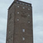 Besuchen Sie den Norderney Wasserturm Historischer Backstein-Wasserturm von Norderney von unten, Baujahr 1929