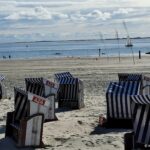 Die besten Strände auf Norderney für Familien Blau-weiße Strandkörbe am Strand von Norderney