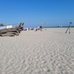 Norderney mit Kindern: Aktivitäten für die ganze Familie Strandspielplatz auf Norderney mit hölzernem Kletterschiff