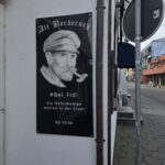 Alt Norderney: Traditionskneipe Bei Fidi mit Bitburger-Ausschank Alt Norderney „Bei Fidi“ – Fassaden-Banner mit Fidi-Illustration in der Jann-Berghaus-Straße auf Norderney