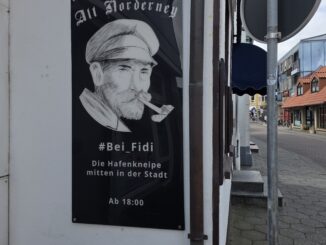 Alt Norderney „Bei Fidi“ – Fassaden-Banner mit Fidi-Illustration in der Jann-Berghaus-Straße auf Norderney