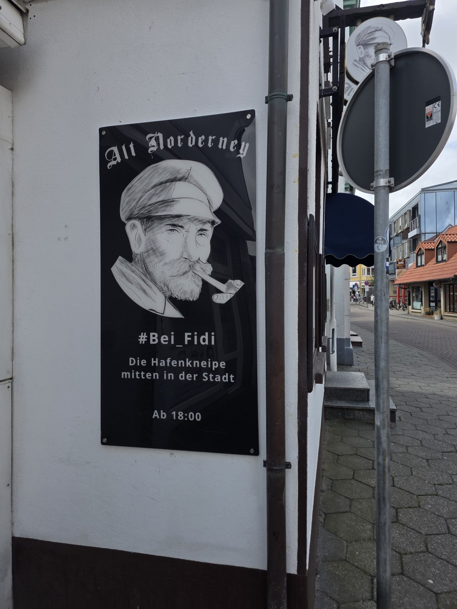 Fassaden-Banner: #Bei_Fidi – „Die Hafenkneipe mitten in der Stadt“, geöffnet ab 18 Uhr