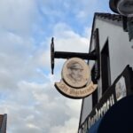 Alt Norderney: Traditionskneipe Bei Fidi mit Bitburger-Ausschank Alt Norderney – Auslegerschild in der Jann-Berghaus-Straße