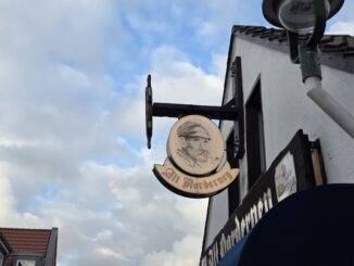 Alt Norderney – Auslegerschild in der Jann-Berghaus-Straße