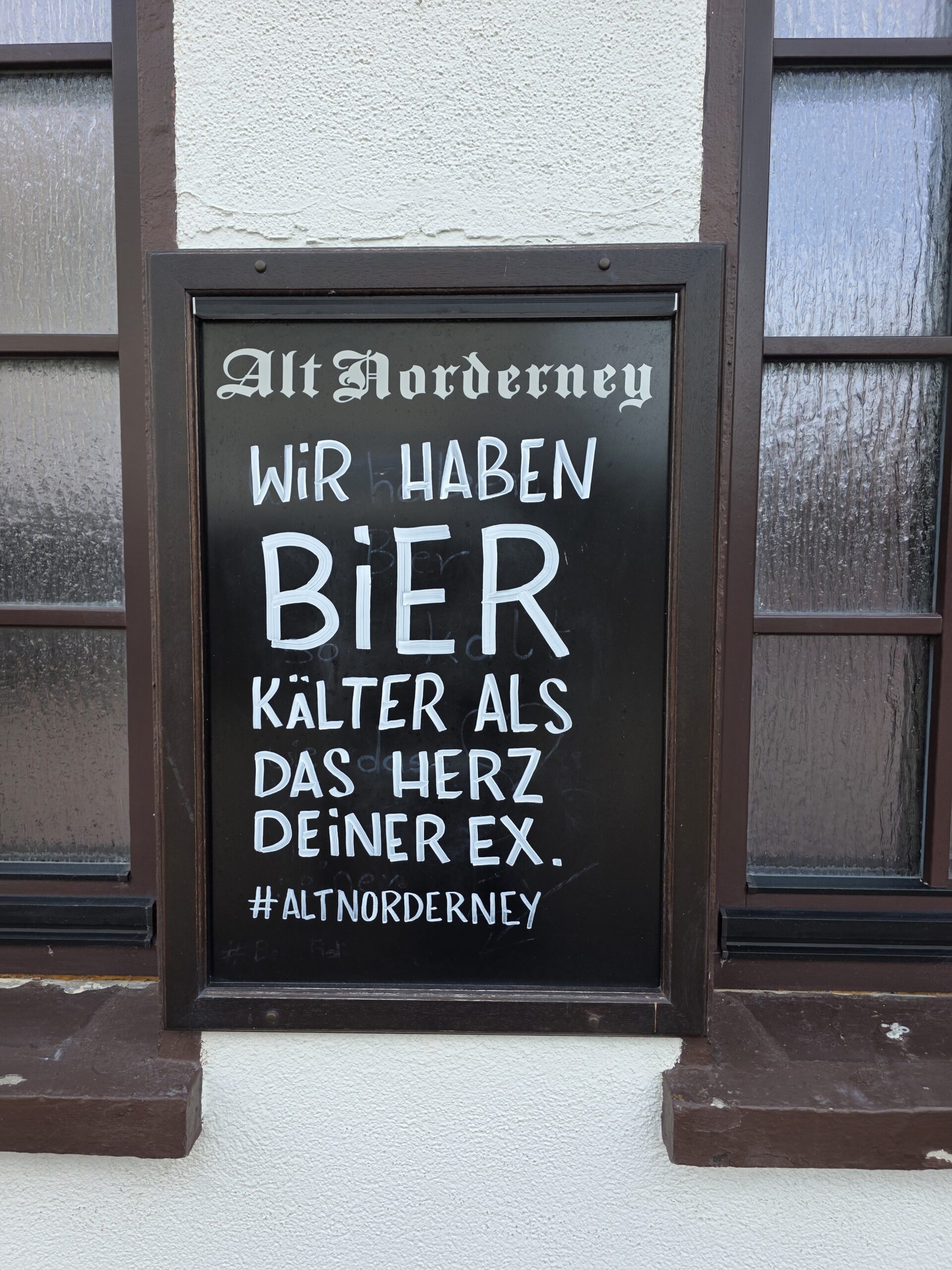 Kreidetafel: „Wir haben Bier kälter als das Herz deiner Ex.“