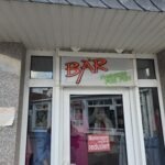 Bär – Fashion for Fun Norderney: Damenmode in der Jann-Berghaus-Straße Bär – Fashion for Fun Norderney – Eingang in der Jann-Berghaus-Straße