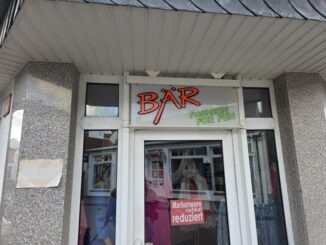 Bär – Fashion for Fun Norderney – Eingang in der Jann-Berghaus-Straße
