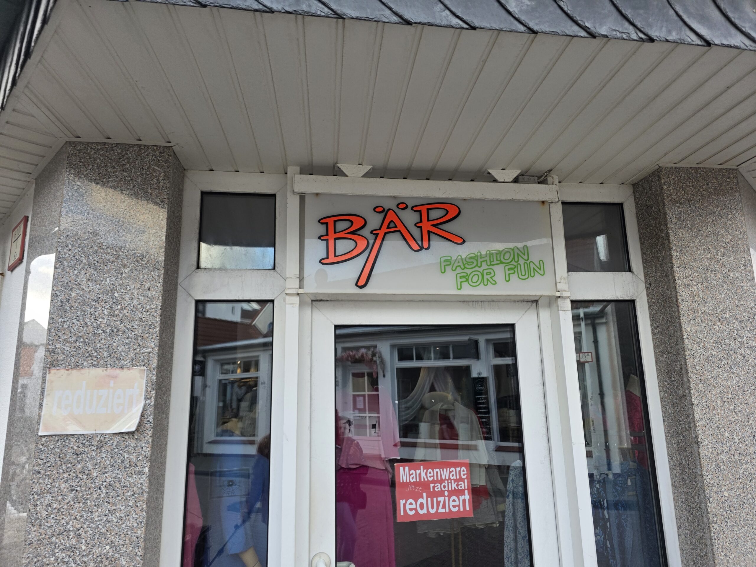 Bär – Fashion for Fun Norderney – Eingang in der Jann-Berghaus-Straße