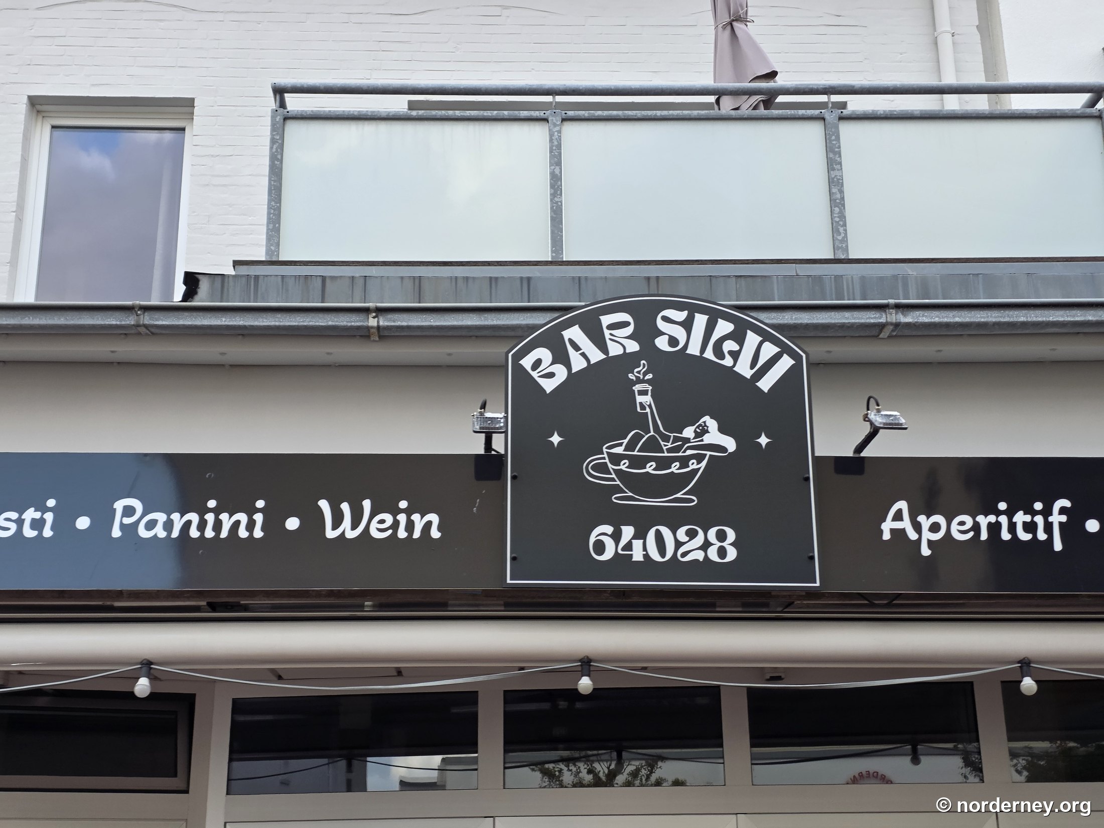 Firmenschild „Bar Silvi 64028“ mit Tasse-Logo und Fassadenschriftzug „…sti · Panini · Wein … Aperitif“ Firmenschild „Bar Silvi 64028“ mit Tasse-Logo und Fassadenschriftzug „…sti · Panini · Wein … Aperitif“