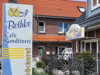 Werbestele und Gebäudeschild einer Filiale der Inselbäckerei Bethke auf Norderney (Foto von 2022)