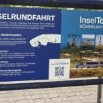 Bömmelbahn Norderney: Inselrundfahrt ab Rosengarten Infotafel der Bömmelbahn-Inselrundfahrt am Rosengarten auf Norderney mit Abfahrtszeiten und Route