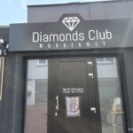 Diamonds Club Norderney: Disco, DJ-Sound und Cocktails in der Osterstraße Fassade des Diamonds Club Norderney mit beleuchtetem Schriftzug „Diamonds Club Norderney“ über der Eingangstür in der Osterstraße