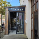 Dönerey Norderney: Döner, Yufka und Bowls in der Langestraße Dönerey Norderney – Ladenfront in der Langestraße mit Holzverkleidung, Glastür und Außenbestuhlung