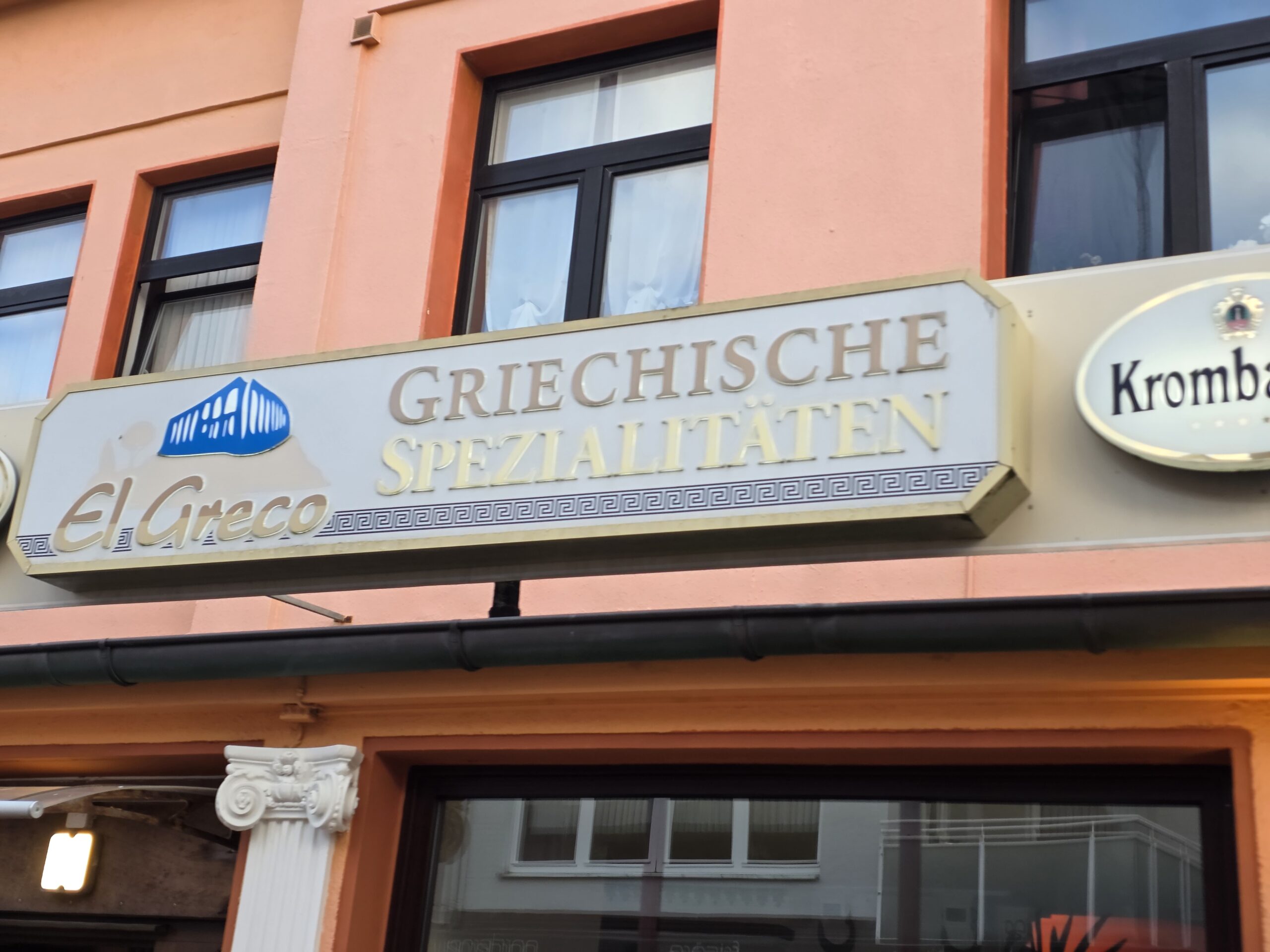 El Greco Norderney – Schild „Griechische Spezialitäten“ in der Jann-Berghaus-Straße