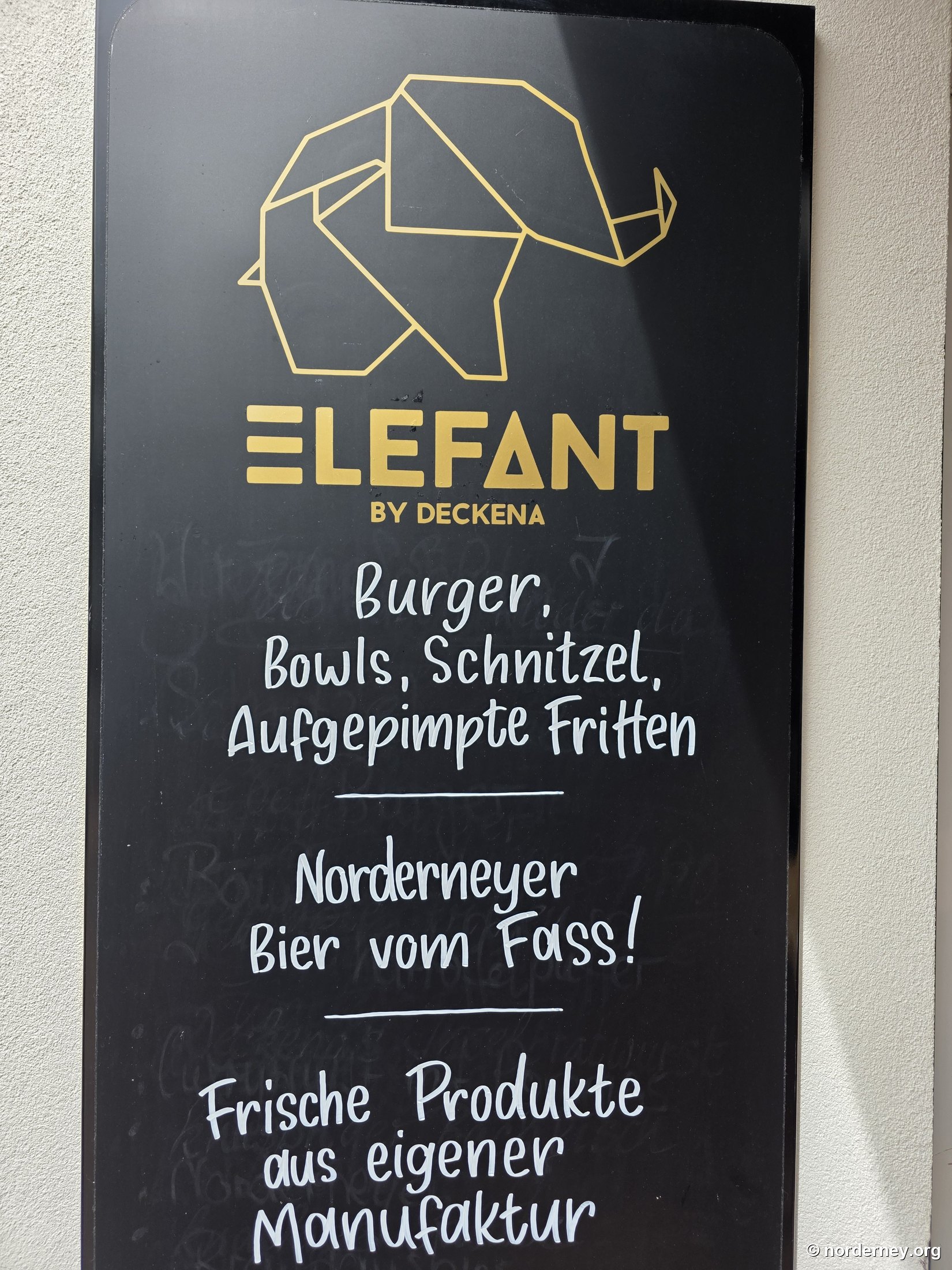 Konzepttafel: Burger, Bowls, Schnitzel und aufgepimpte Fritten – „frische Produkte aus eigener Manufaktur“