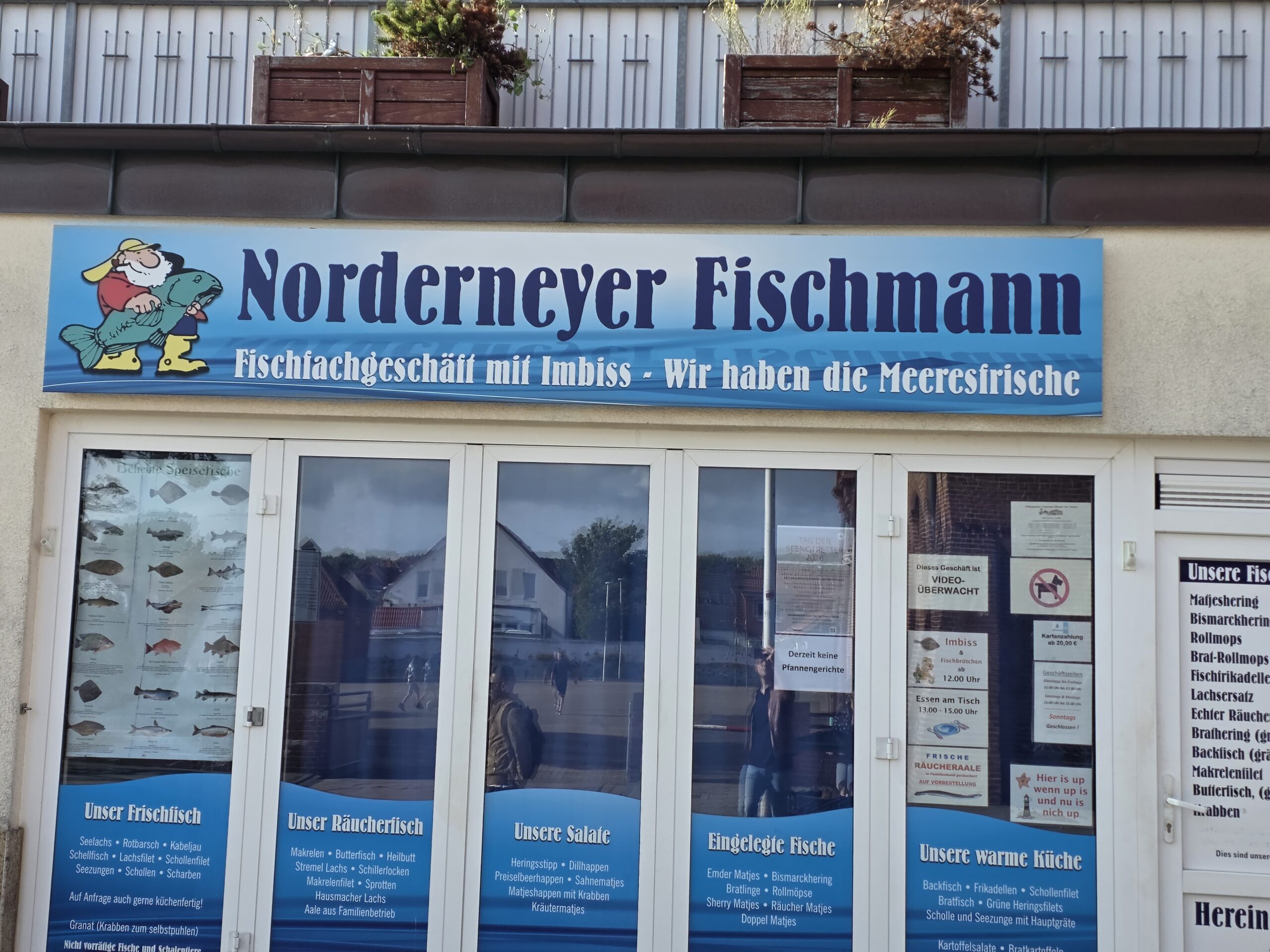 Schaufenster des Norderneyer Fischmann mit Frisch- und Räucherfisch