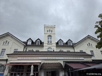 Inselhotel König Norderney – historische Fassade mit Turm an der Bülowallee