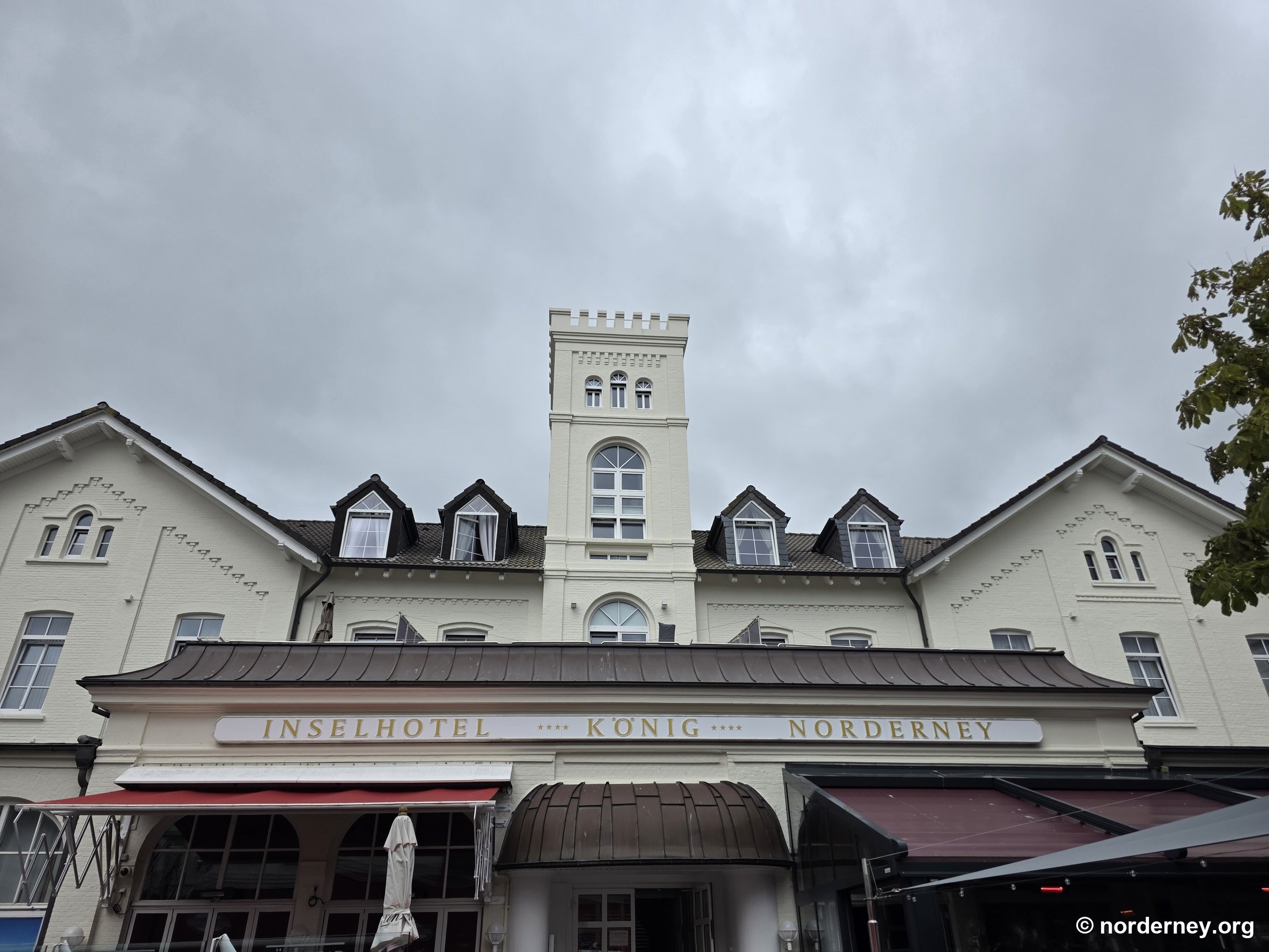 Inselhotel König Norderney – historische Fassade mit Turm an der Bülowallee