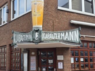 Ausleger-Schild „Klabautermann“ mit überdimensionalem Bitburger-Bierglas an der Fassade Kirchstraße 17 auf Norderney