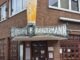 Ausleger-Schild „Klabautermann“ mit überdimensionalem Bitburger-Bierglas an der Fassade Kirchstraße 17 auf Norderney