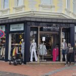 Mannefeld Norderney: Gehobene Mode im Eckladen der Luisenstraße Mannefeld Münster · Norderney – Eckladen in der Luisenstraße auf Norderney mit Schaufenstern zu Blauer und Polo Ralph Lauren, SALE-Aushänge
