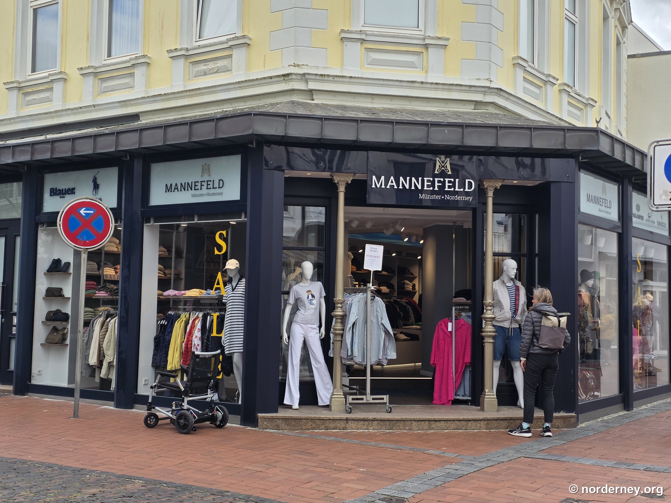 Mannefeld Münster · Norderney – Eckladen in der Luisenstraße auf Norderney mit Schaufenstern zu Blauer und Polo Ralph Lauren, SALE-Aushänge