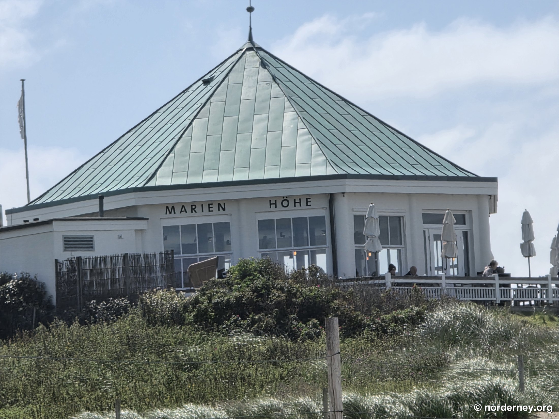 Marienhöhe Norderney – weißer achteckiger Pavillon mit grünem Kupfer-Zeltdach und Terrasse auf der Hohen Düne am Damenpfad