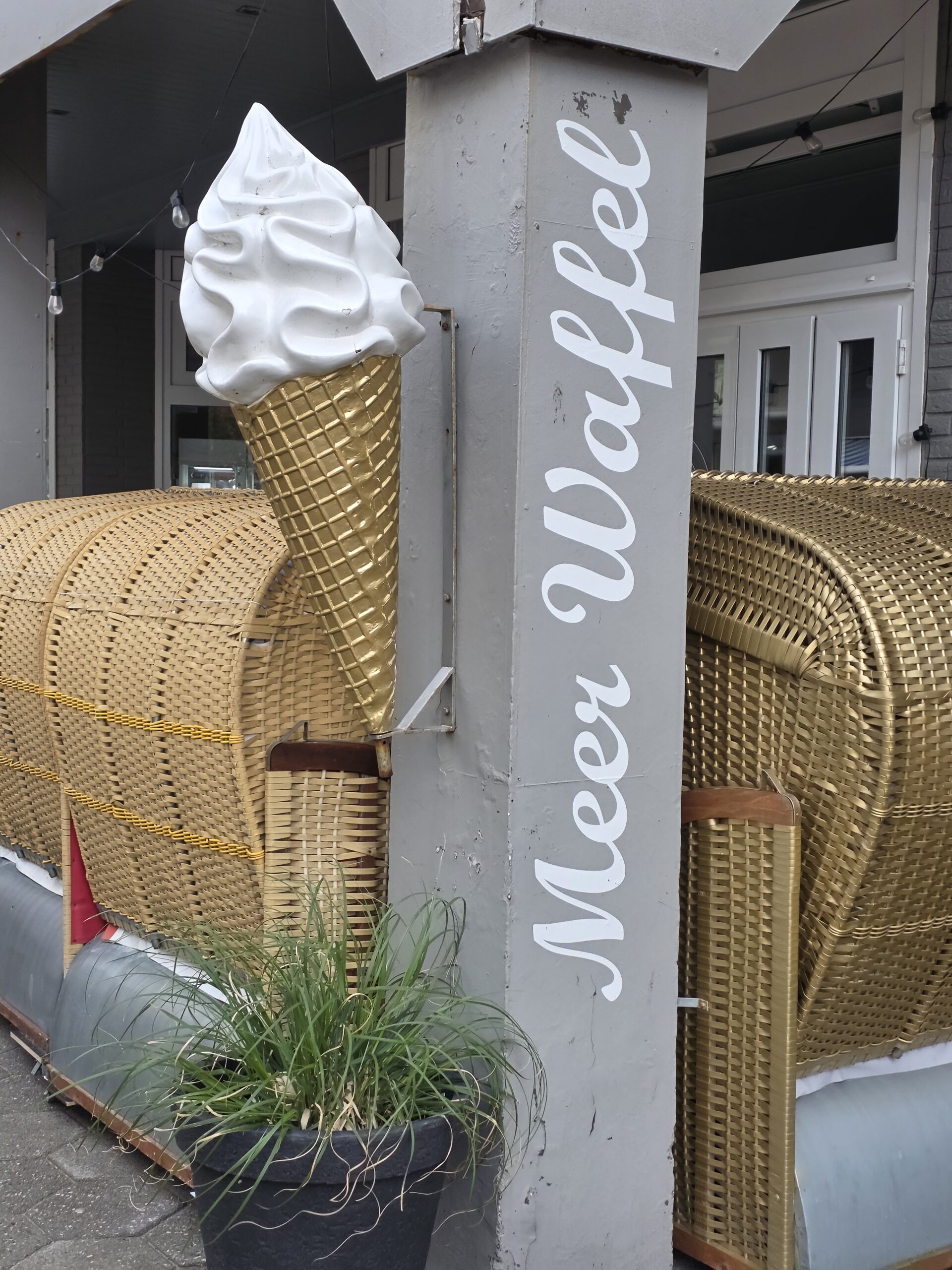 Meer Waffel Norderney – Schild mit Softeis-Figur in der Poststraße