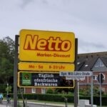 Netto Norderney: Öffnungszeiten, Sortiment & Bäckerei in Nordhelm Werbepylon Netto Marken-Discount an der Bürgermeister-Willi-Lührs-Straße auf Norderney