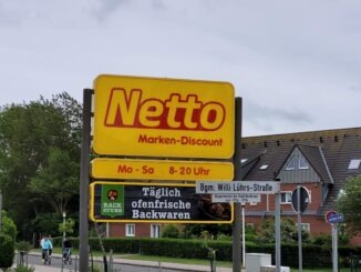 Werbepylon Netto Marken-Discount an der Bürgermeister-Willi-Lührs-Straße auf Norderney