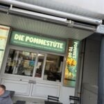 Die Pommestüte Norderney: Imbiss mit Pommes to go Die Pommestüte Norderney – Imbiss-Schaufenster in der Poststraße