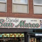 Eiscafé San Marco Norderney: Italienisches Eis seit 1985 Eiscafé San Marco Norderney – Schild „seit 1985“ am Herrenpfad