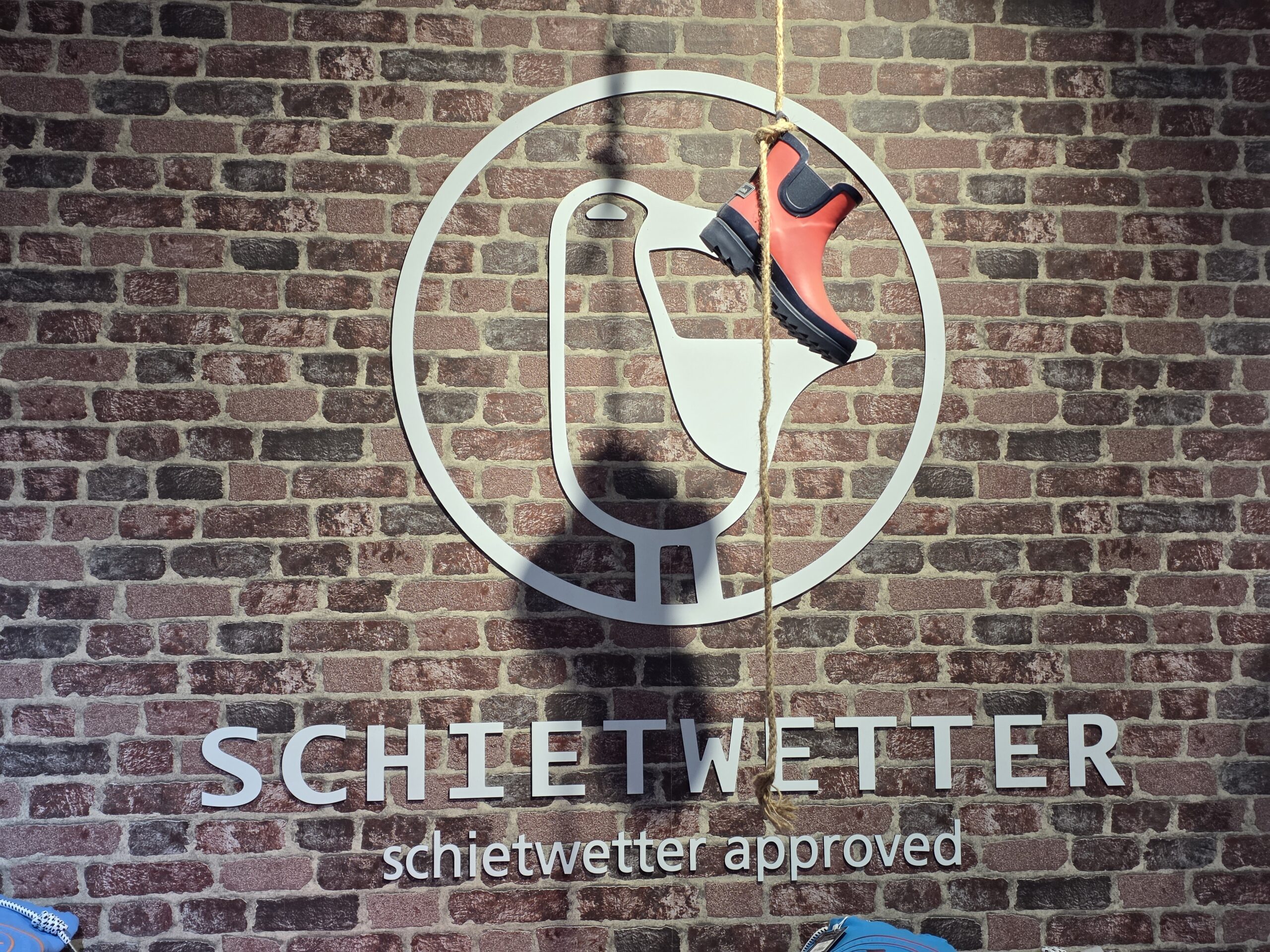 „schietwetter approved“: das Möwen-Logo mit Gummistiefel im Ladeninneren