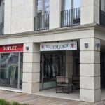 Strandrausch Norderney: Modeboutique mit Outlet in der Adolfsreihe Strandrausch Outlet auf Norderney – Fassade in der Adolfsreihe 8 mit Wappen-Logo, Schriftzug STRANDRAUSCH und rotem OUTLET-Schild