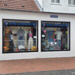 Surf + Fashion Norderney: Surf- und Streetwear-Mode in der Luisenstraße Surf + Fashion auf Norderney – Eckschaufenster in der Luisenstraße mit Surfbrettern und Marken-Logos wie Roxy, Quiksilver, Billabong, Chiemsee, Rip Curl, Carhartt und Oakley