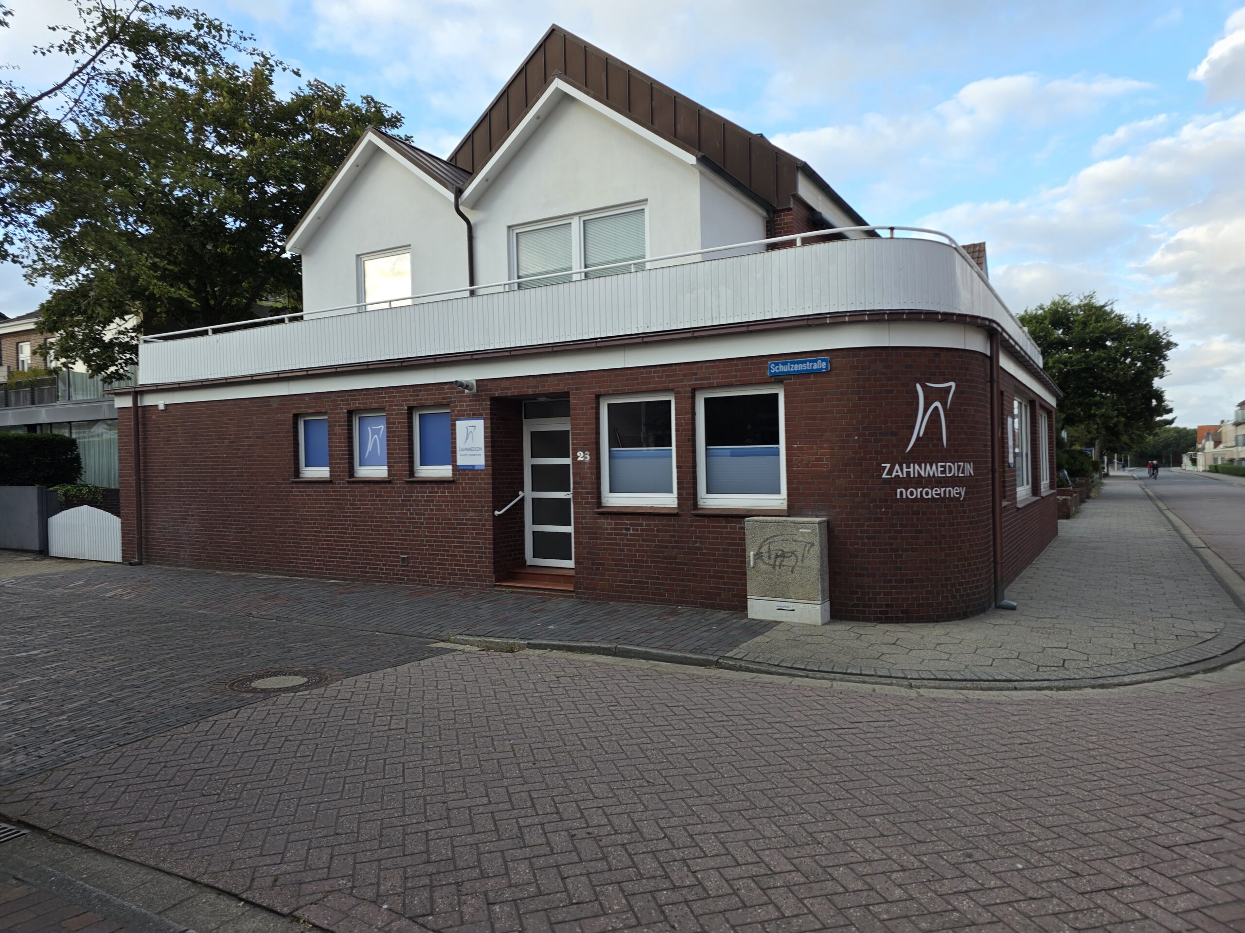 ZAHNMEDIZIN norderney – Praxisgebäude an der Ecke Schulzenstraße 23