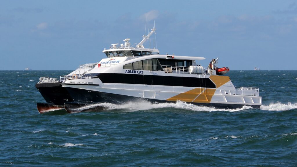 Katamaran Adler Cat in schneller Fahrt auf der Nordsee vor Helgoland