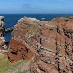 Norderney Helgoland: Gibt es 2026 noch eine Fähre? Roter Felsturm Lange Anna und Steilküste im Nordwesten von Helgoland bei klarem Wetter