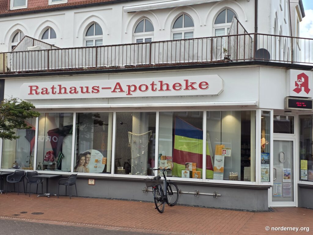 Fassade der Rathaus-Apotheke in der Friedrichstraße auf Norderney mit rotem Schriftzug