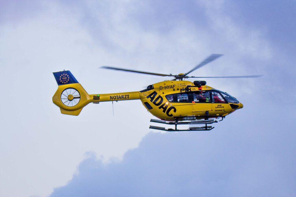 ADAC-Rettungshubschrauber Christoph 26 vom Typ H145 im Flug vor Wolken