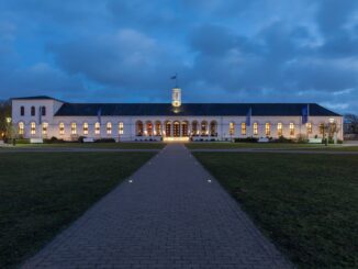 Conversationshaus am Kurplatz im Ortszentrum von Norderney zur blauen Stunde beleuchtet