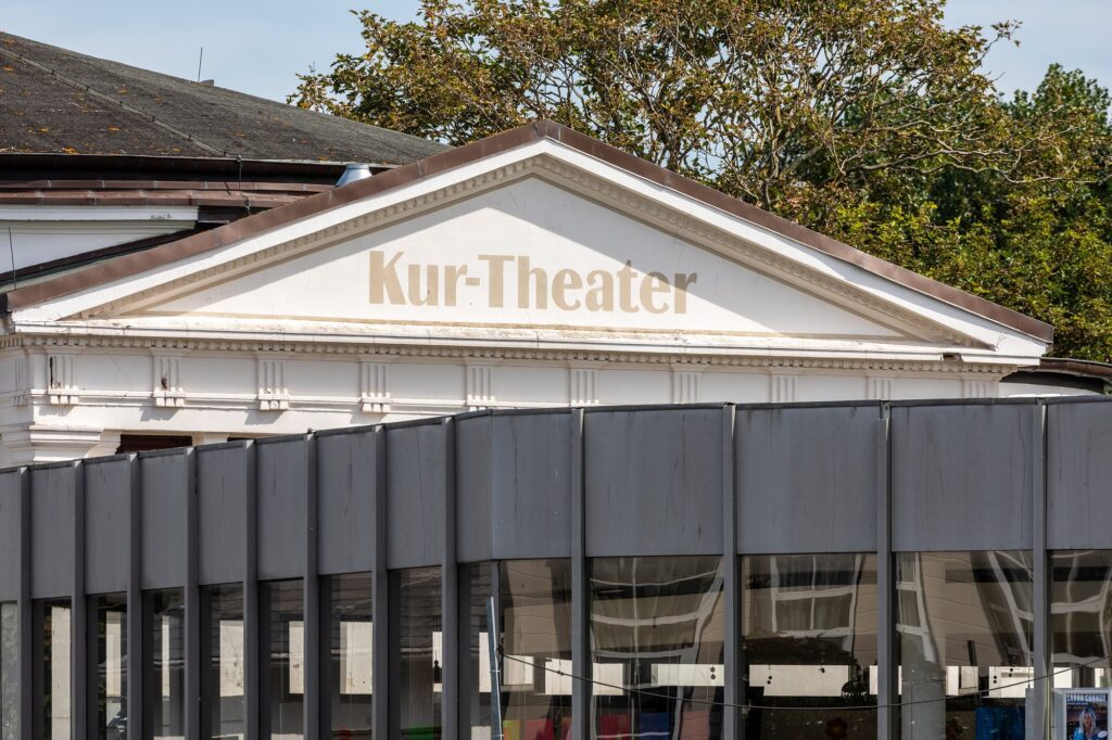 Foyer-Vorbau aus den 1970er-Jahren vor dem Giebel des Kurtheaters Norderney